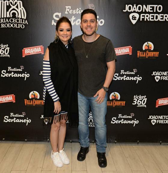 Maria Cecília e Rodolfo anunciam gravidez em show