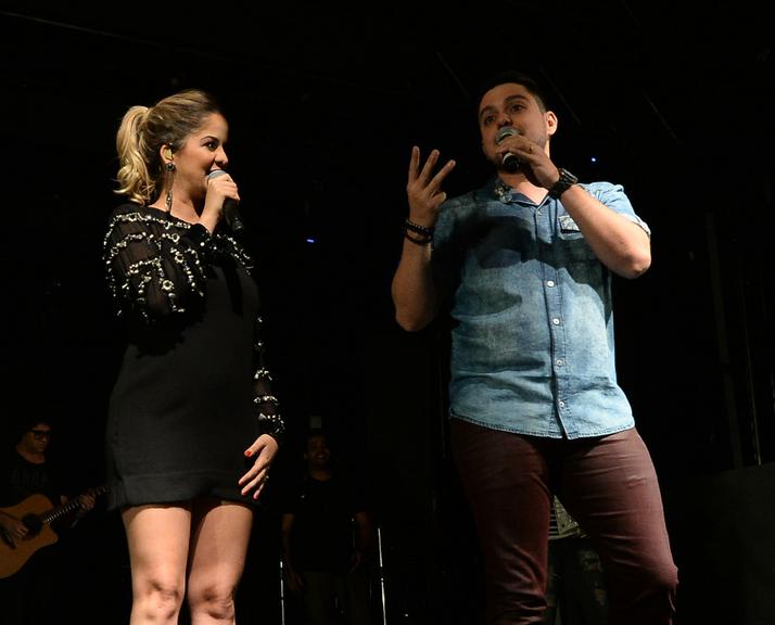 Maria Cecília e Rodolfo anunciam gravidez em show