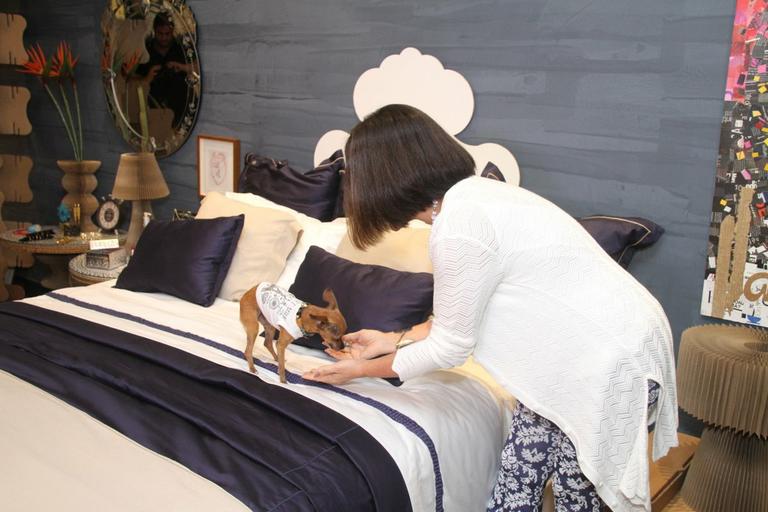 Gloria Pires visita evento com sua cachorrinha