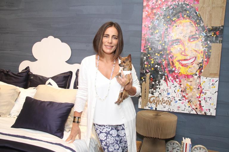 Gloria Pires visita evento com sua cachorrinha