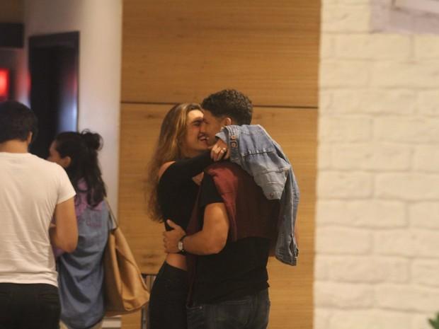 Cauã Reymond troca beijos e carinhos com Mariana Goldfarb