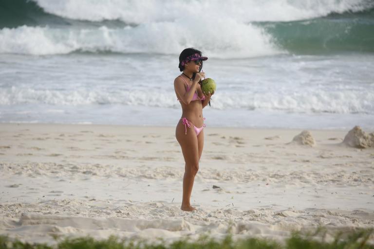 Munik Nunes exibe sua boa forma em dia na praia