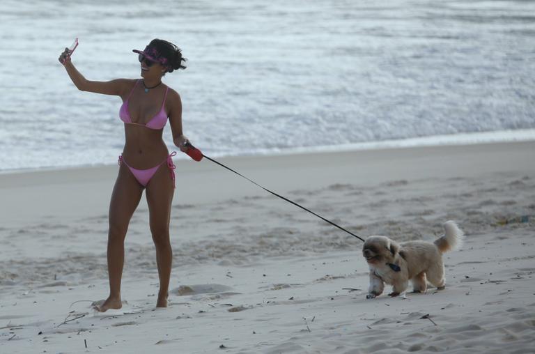 Munik Nunes exibe sua boa forma em dia na praia