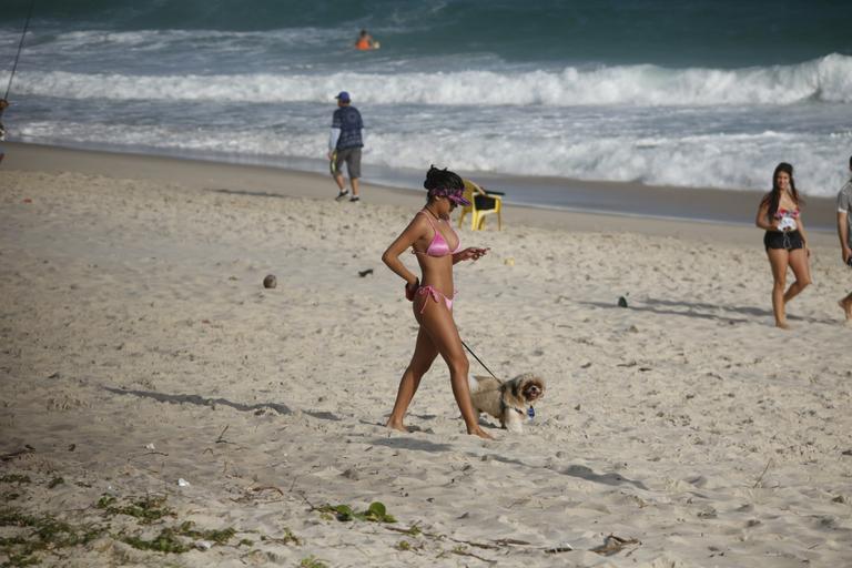 Munik Nunes exibe sua boa forma em dia na praia