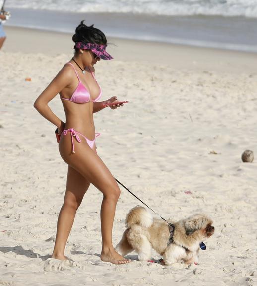 Munik Nunes exibe sua boa forma em dia na praia