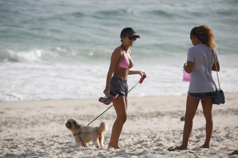 Munik Nunes exibe sua boa forma em dia na praia