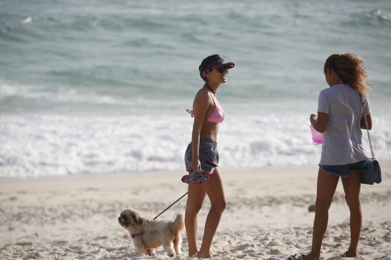 Munik Nunes exibe sua boa forma em dia na praia