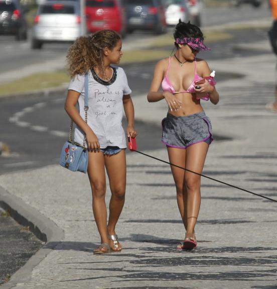 Munik Nunes exibe sua boa forma em dia na praia