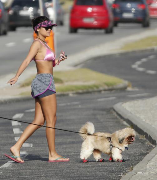 Munik Nunes exibe sua boa forma em dia na praia