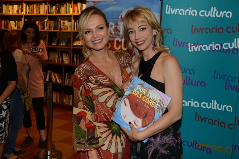 Eliana prestigia lançamento de livro em São Paulo