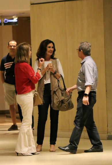 Fátima Bernardes com amigos em shopping