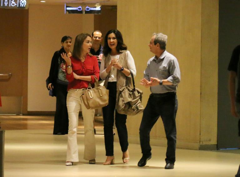 Fátima Bernardes com amigos em shopping