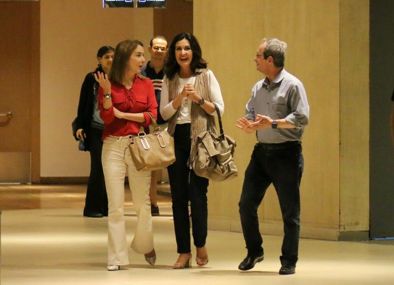 Fátima Bernardes com amigos em shopping