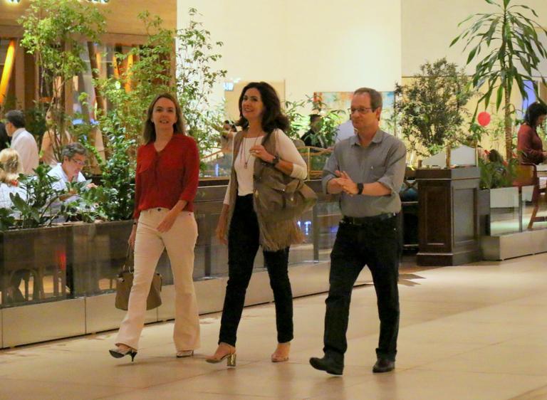 Fátima Bernardes com amigos em shopping