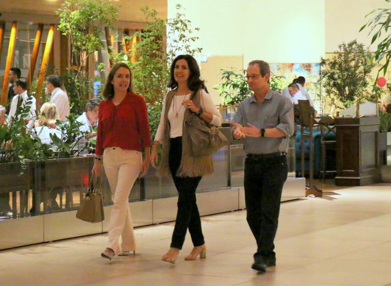 Fátima Bernardes com amigos em shopping