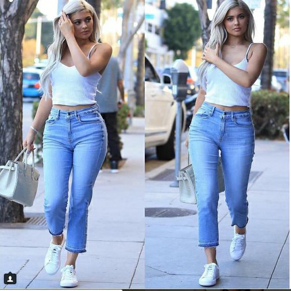 Khlóe e Kylie são fãs de calça jeans cigarrete