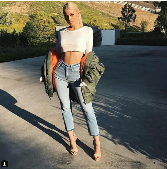 Khlóe e Kylie são fãs de calça jeans cigarrete