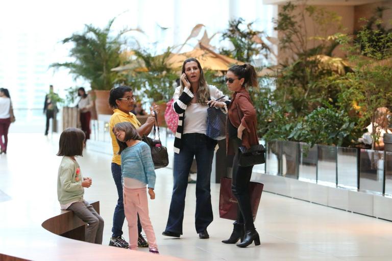 Giovanna Antonelli curte passeio com as filhas e amigos no Rio de Janeiro