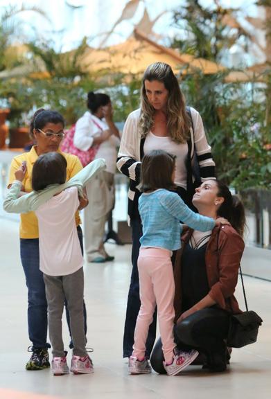 Giovanna Antonelli curte passeio com as filhas e amigos no Rio de Janeiro