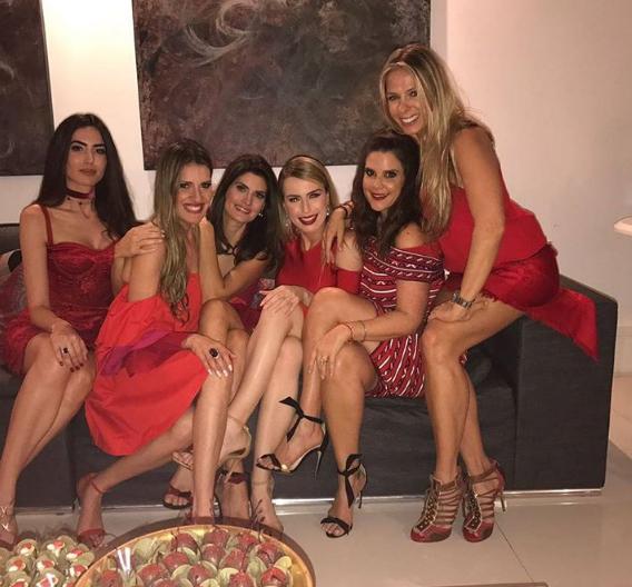 Famosas celebram Natal e o aniversário de Eliana, em São Paulo