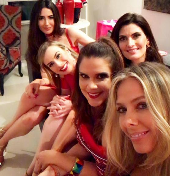 Famosas celebram Natal e o aniversário de Eliana, em São Paulo