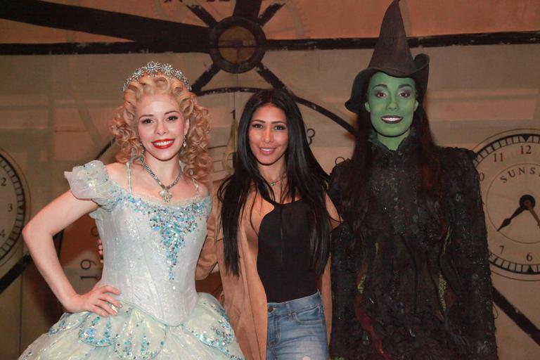 Simaria, da dupla com Simone, assiste ao musical Wicked