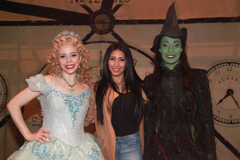 Simaria, da dupla com Simone, assiste ao musical Wicked