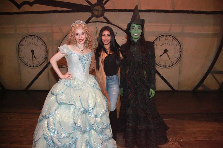 Simaria, da dupla com Simone, assiste ao musical Wicked