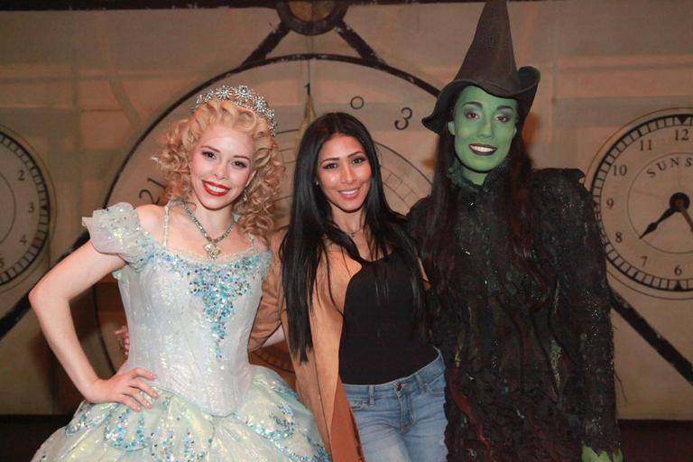 Simaria, da dupla com Simone, assiste ao musical Wicked