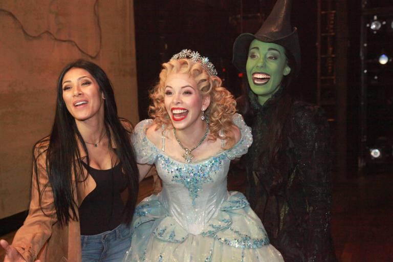 Simaria, da dupla com Simone, assiste ao musical Wicked