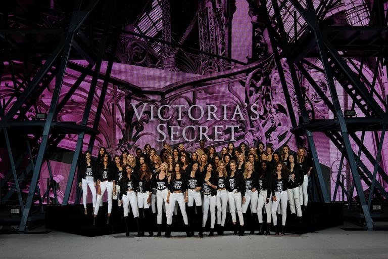 Modelos da Victoria's Secret fazem ensaio em Paris