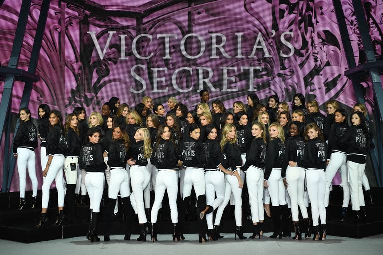 Modelos da Victoria's Secret fazem ensaio em Paris