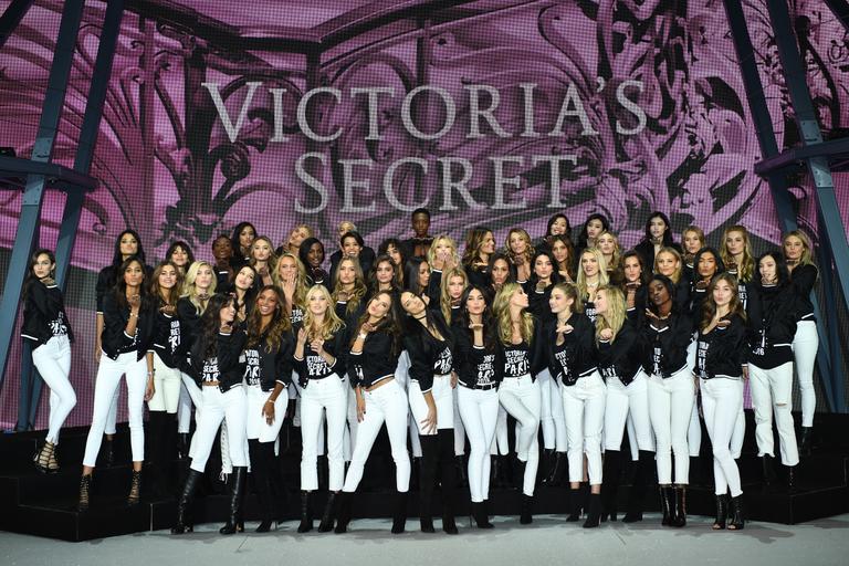 Modelos da Victoria's Secret fazem ensaio em Paris