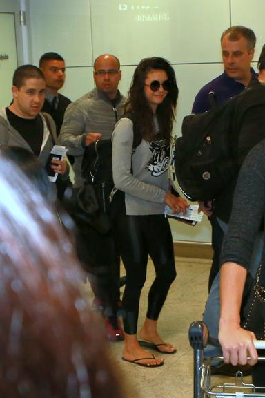 Nina Dobrev desembarca em São Paulo 