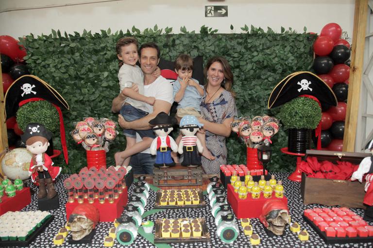 Fernando Pavão comemora aniversário dos dois filhos