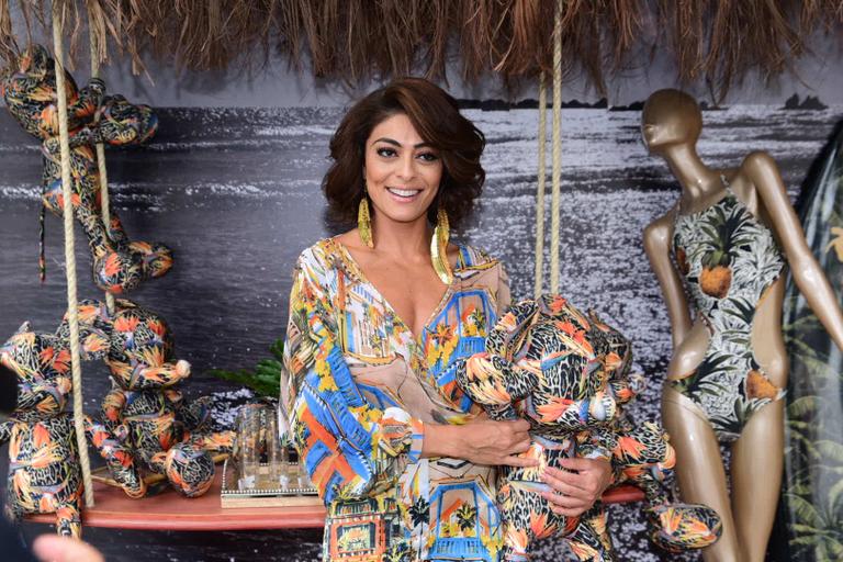  Juliana Paes exibe boa forma com macacão estampado 