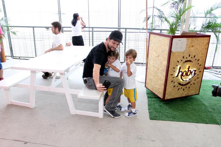 Marcelo Serrado curte passeio com os filhos gêmeos