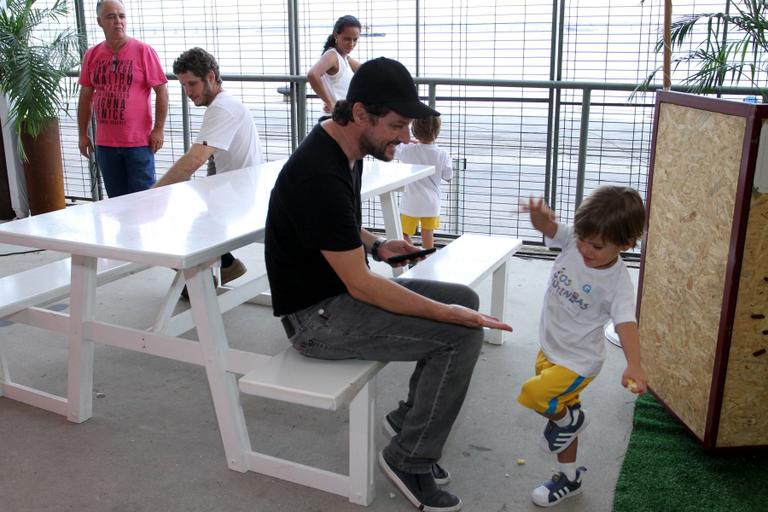 Marcelo Serrado curte passeio com os filhos gêmeos