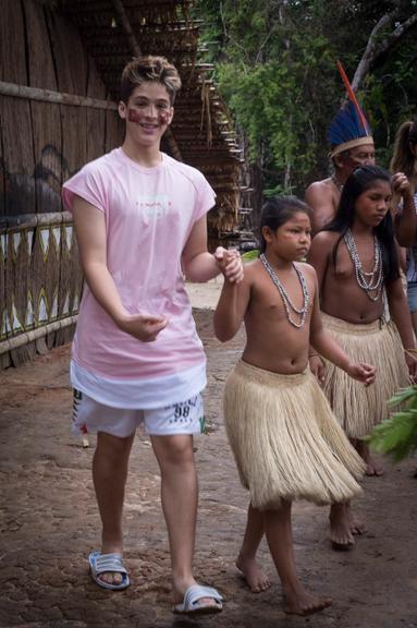 João Guilherme visita tribo indígena no Amazonas 