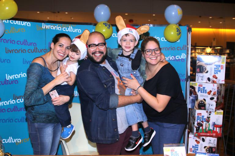 Tiago Abravanel entre as irmãs Vivian e Ligia Abravanel e os sobrinhos, Matheus e Miguel