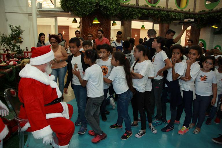 Carol Celico prestigia o Natal beneficente de sua fundação