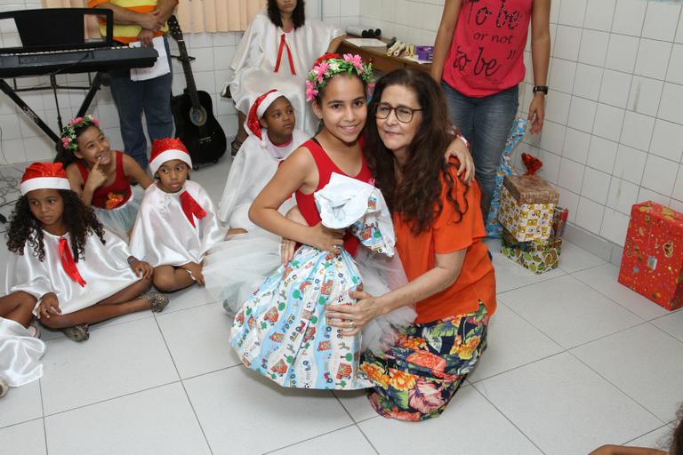 Joanna presenteia crianças em orfanato no Rio