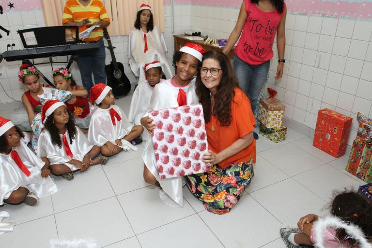 Joanna presenteia crianças em orfanato no Rio