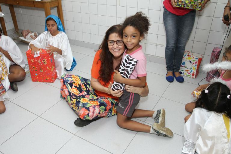 Joanna presenteia crianças em orfanato no Rio