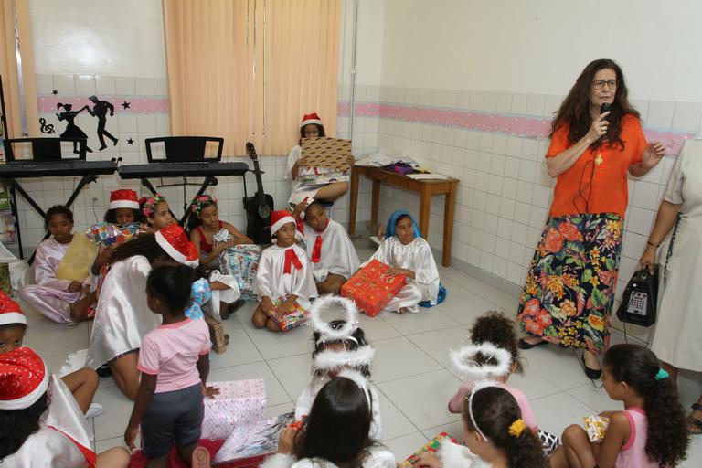 Joanna presenteia crianças em orfanato no Rio