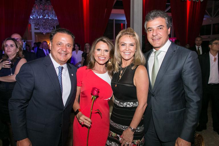 O casal Leonardo Petrelli e Karla Petrelli com Fernanda Richa e Beto Richa