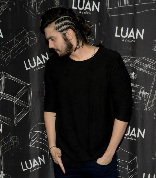 Luan Santana exibe novo visual em show