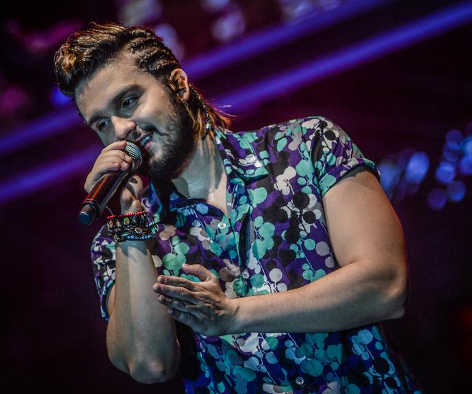 Luan Santana exibe novo visual em show