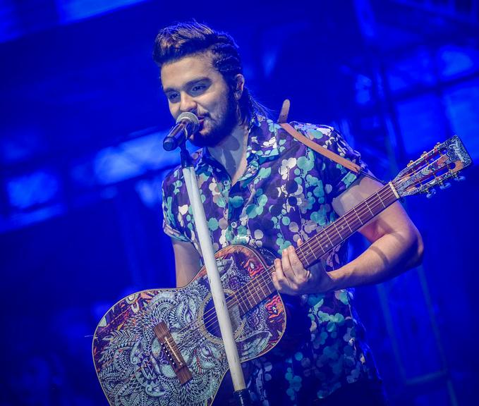 Luan Santana exibe novo visual em show