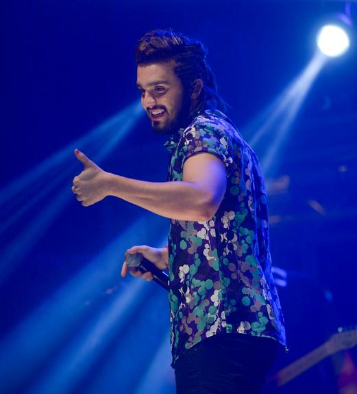 Luan Santana exibe novo visual em show